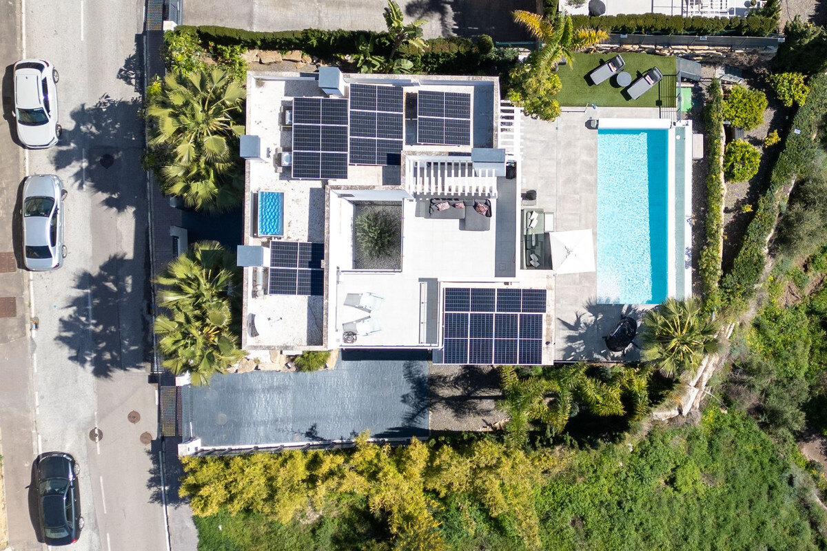 FOR SALE 🏡 Modern Four-Bedroom Villa with Infinity Pool and Sea Views – La Resina Golf, Estepona 🇪🇸