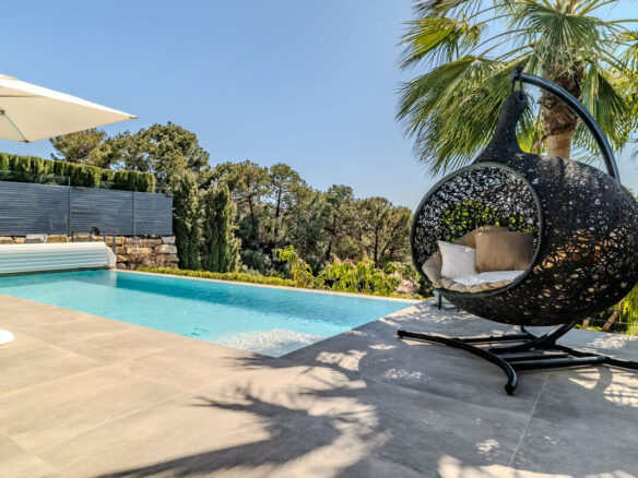 FOR SALE 🏡 Modern Four-Bedroom Villa with Infinity Pool and Sea Views – La Resina Golf, Estepona 🇪🇸