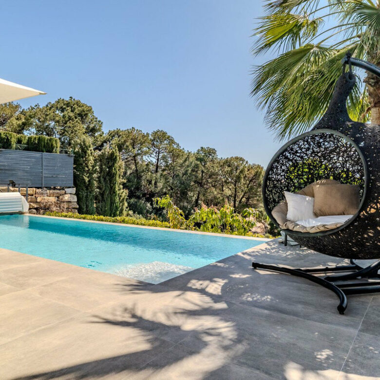 FOR SALE 🏡 Modern Four-Bedroom Villa with Infinity Pool and Sea Views – La Resina Golf, Estepona 🇪🇸