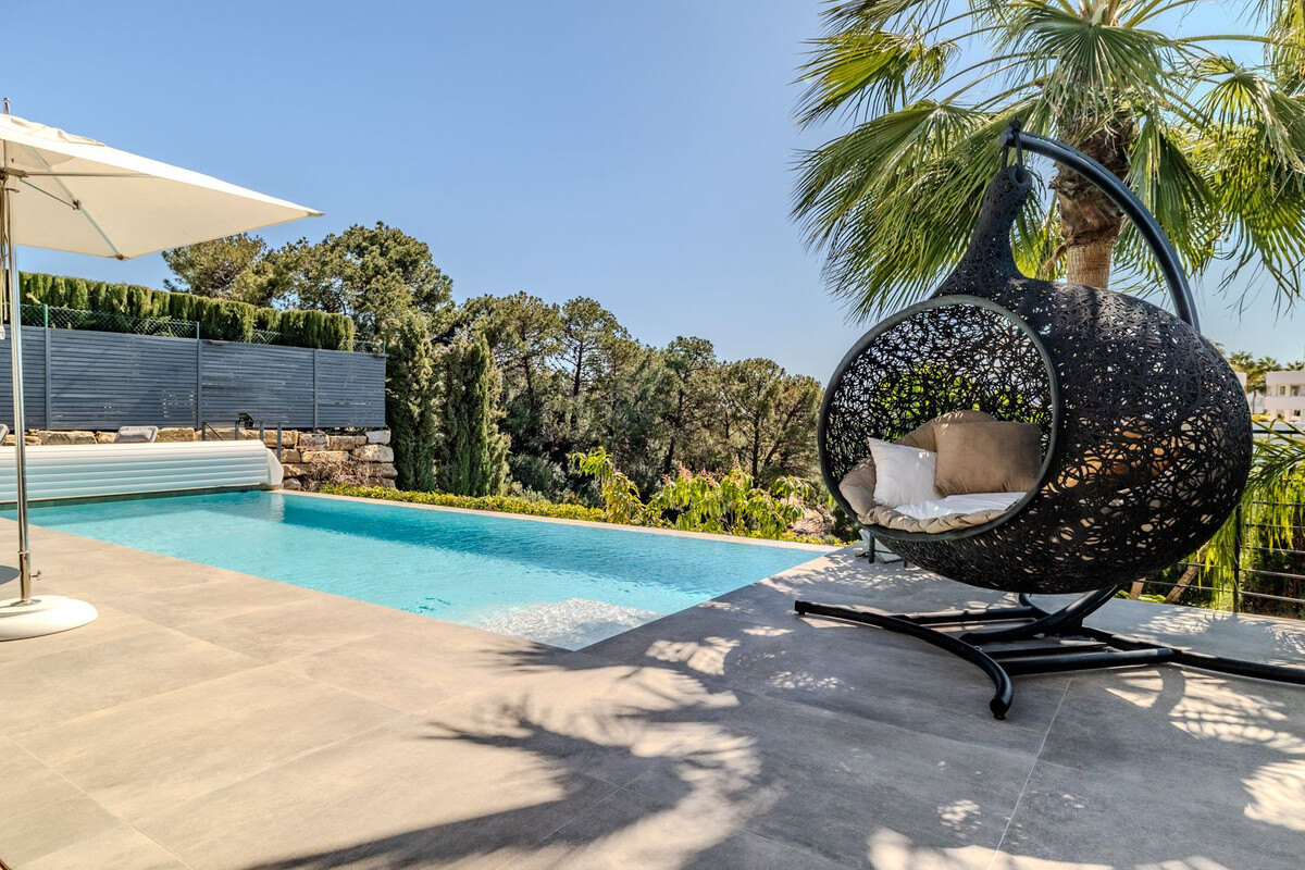 FOR SALE 🏡 Modern Four-Bedroom Villa with Infinity Pool and Sea Views – La Resina Golf, Estepona 🇪🇸