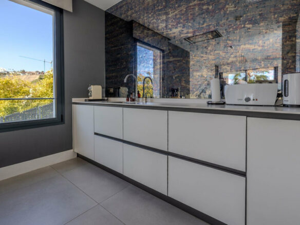 FOR SALE 🏡 Modern Four-Bedroom Villa with Infinity Pool and Sea Views – La Resina Golf, Estepona 🇪🇸