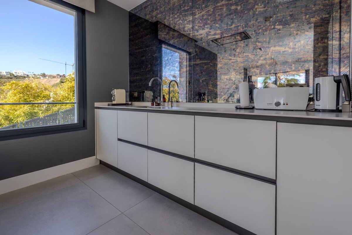 FOR SALE 🏡 Modern Four-Bedroom Villa with Infinity Pool and Sea Views – La Resina Golf, Estepona 🇪🇸