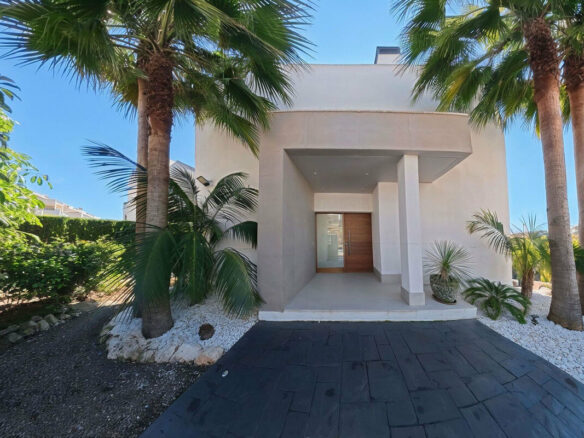 FOR SALE 🏡 Modern Four-Bedroom Villa with Infinity Pool and Sea Views – La Resina Golf, Estepona 🇪🇸