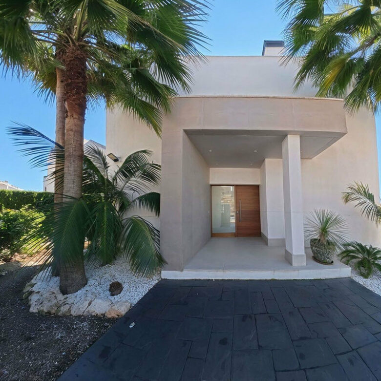 FOR SALE 🏡 Modern Four-Bedroom Villa with Infinity Pool and Sea Views – La Resina Golf, Estepona 🇪🇸