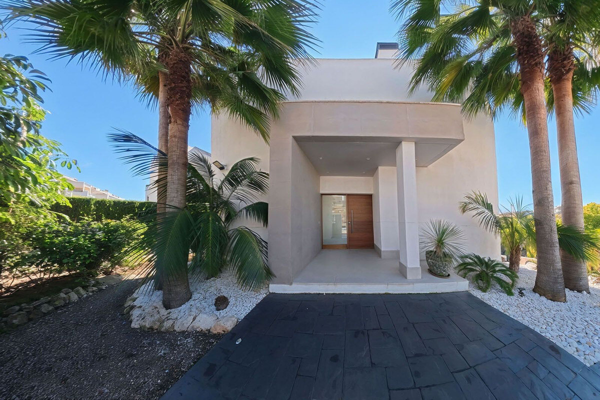 FOR SALE 🏡 Modern Four-Bedroom Villa with Infinity Pool and Sea Views – La Resina Golf, Estepona 🇪🇸