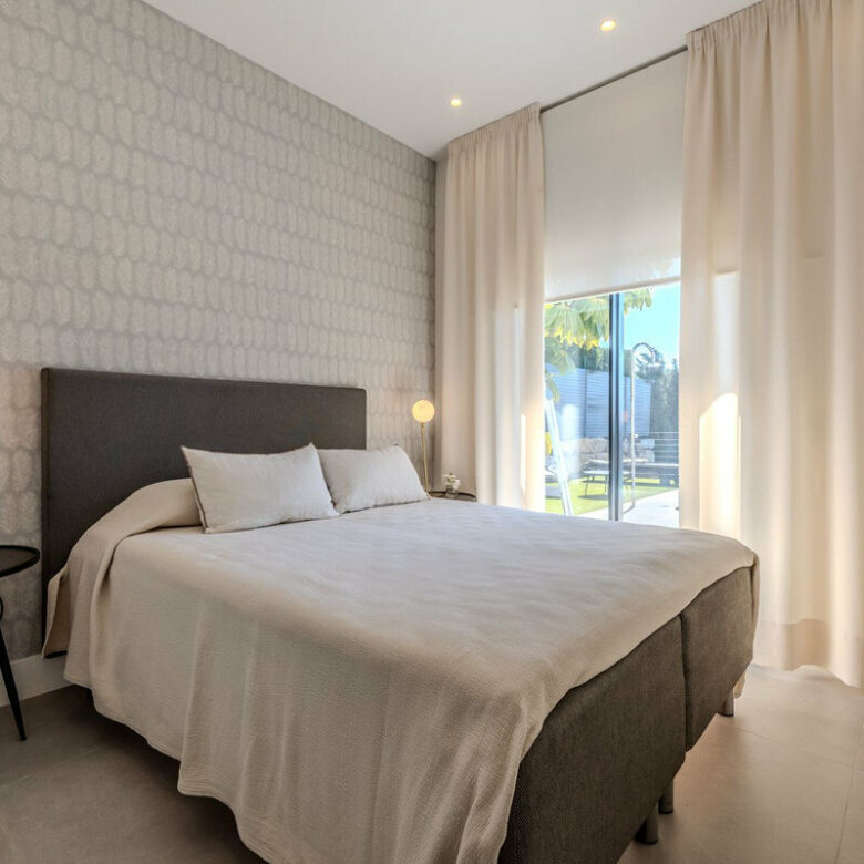 FOR SALE 🏡 Modern Four-Bedroom Villa with Infinity Pool and Sea Views – La Resina Golf, Estepona 🇪🇸
