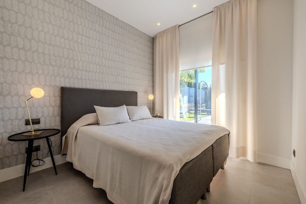 FOR SALE 🏡 Modern Four-Bedroom Villa with Infinity Pool and Sea Views – La Resina Golf, Estepona 🇪🇸