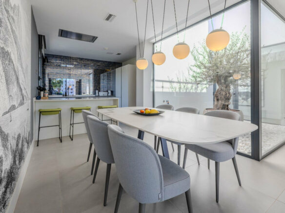 FOR SALE 🏡 Modern Four-Bedroom Villa with Infinity Pool and Sea Views – La Resina Golf, Estepona 🇪🇸