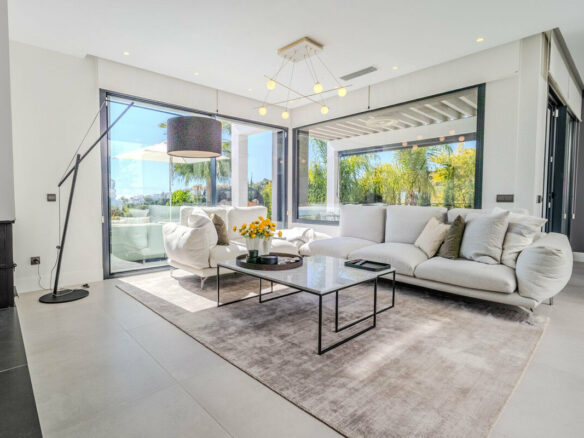 FOR SALE 🏡 Modern Four-Bedroom Villa with Infinity Pool and Sea Views – La Resina Golf, Estepona 🇪🇸