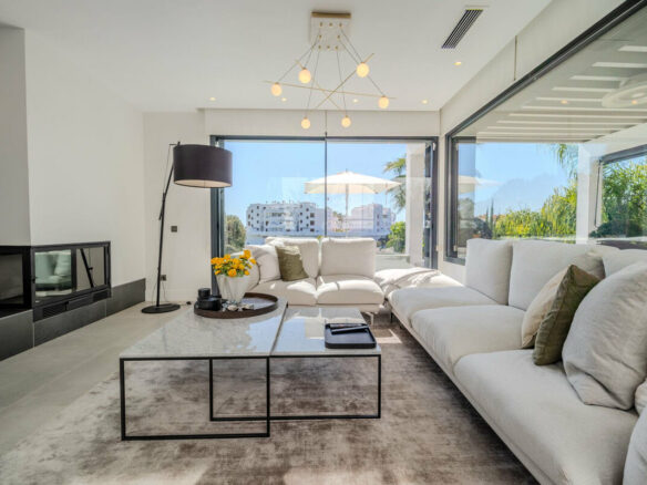 FOR SALE 🏡 Modern Four-Bedroom Villa with Infinity Pool and Sea Views – La Resina Golf, Estepona 🇪🇸