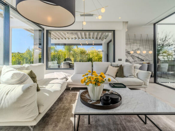 FOR SALE 🏡 Modern Four-Bedroom Villa with Infinity Pool and Sea Views – La Resina Golf, Estepona 🇪🇸