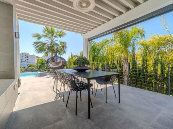 FOR SALE 🏡 Modern Four-Bedroom Villa with Infinity Pool and Sea Views – La Resina Golf, Estepona 🇪🇸
