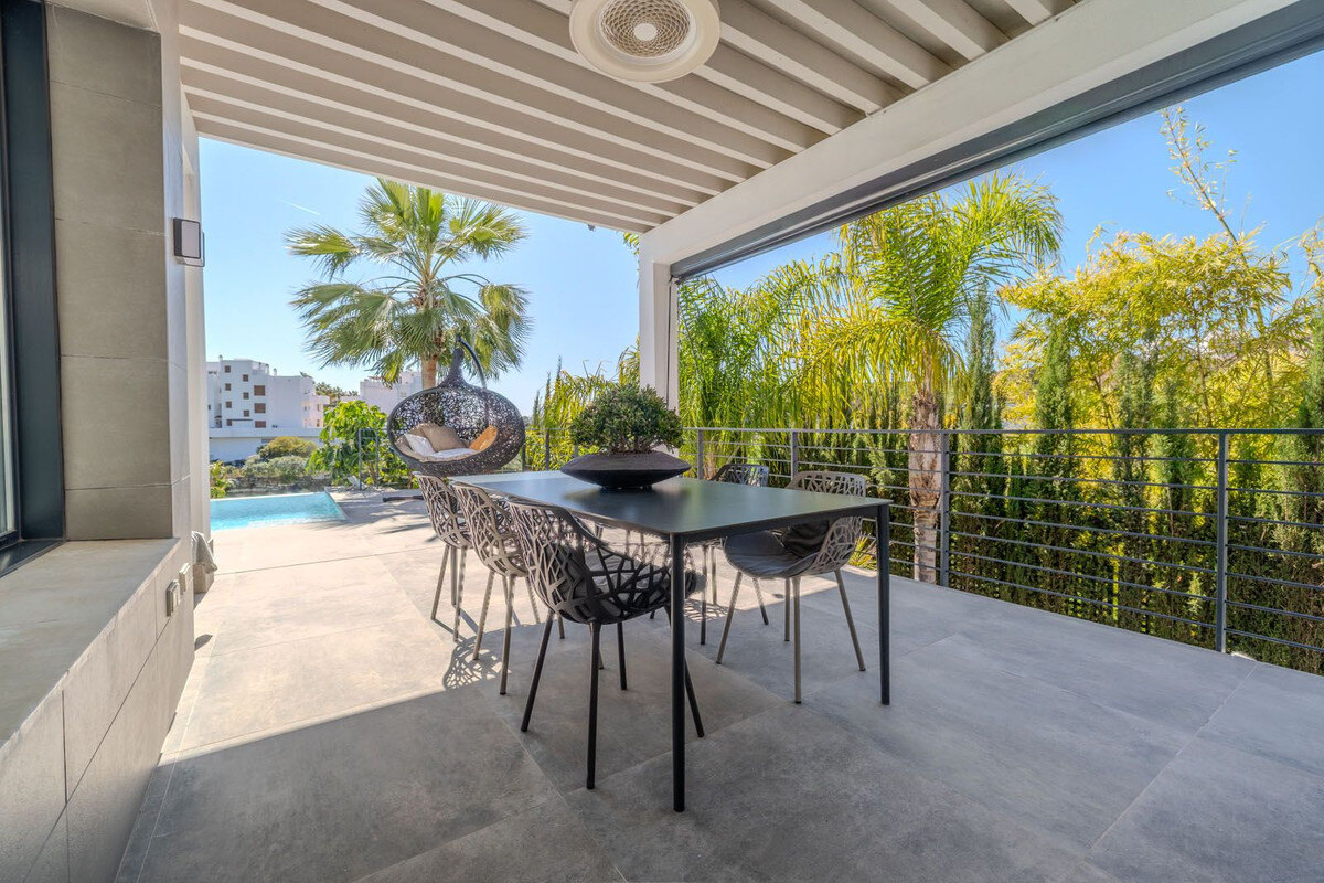 FOR SALE 🏡 Modern Four-Bedroom Villa with Infinity Pool and Sea Views – La Resina Golf, Estepona 🇪🇸