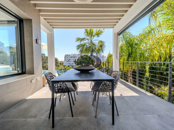 FOR SALE 🏡 Modern Four-Bedroom Villa with Infinity Pool and Sea Views – La Resina Golf, Estepona 🇪🇸