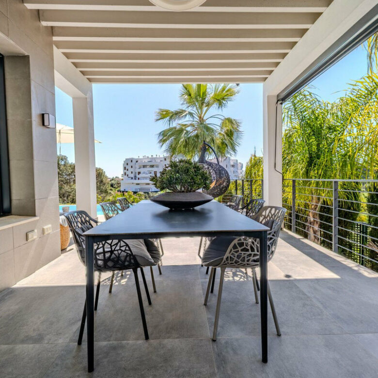 FOR SALE 🏡 Modern Four-Bedroom Villa with Infinity Pool and Sea Views – La Resina Golf, Estepona 🇪🇸