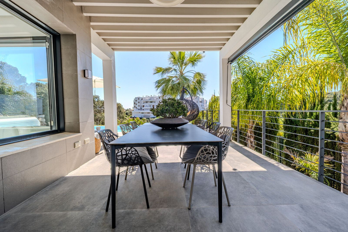 FOR SALE 🏡 Modern Four-Bedroom Villa with Infinity Pool and Sea Views – La Resina Golf, Estepona 🇪🇸