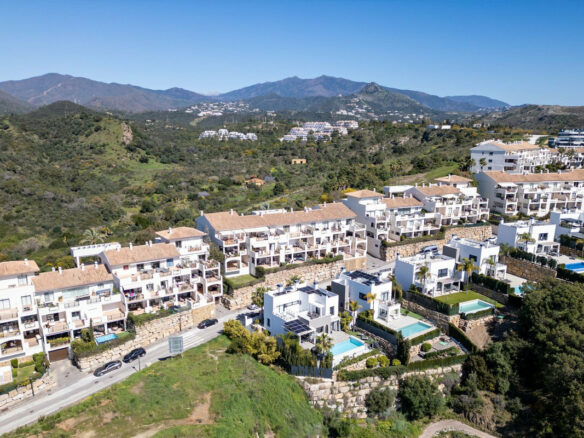 FOR SALE 🏡 Modern Four-Bedroom Villa with Infinity Pool and Sea Views – La Resina Golf, Estepona 🇪🇸