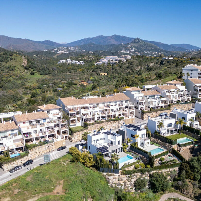 FOR SALE 🏡 Modern Four-Bedroom Villa with Infinity Pool and Sea Views – La Resina Golf, Estepona 🇪🇸
