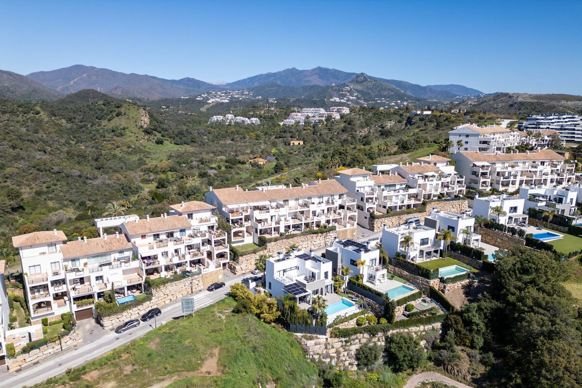 FOR SALE 🏡 Modern Four-Bedroom Villa with Infinity Pool and Sea Views – La Resina Golf, Estepona 🇪🇸