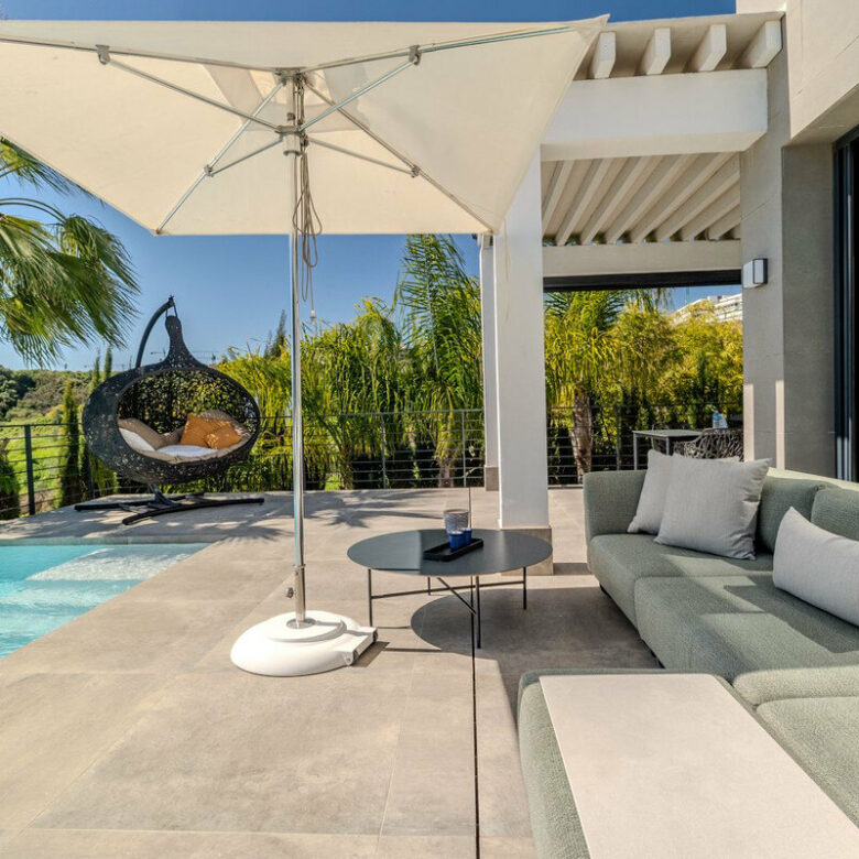 FOR SALE 🏡 Modern Four-Bedroom Villa with Infinity Pool and Sea Views – La Resina Golf, Estepona 🇪🇸