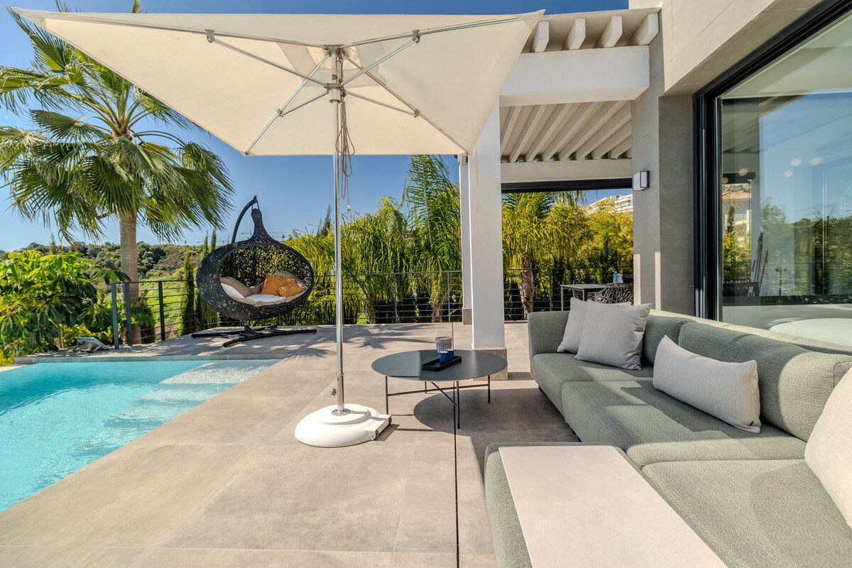 FOR SALE 🏡 Modern Four-Bedroom Villa with Infinity Pool and Sea Views – La Resina Golf, Estepona 🇪🇸