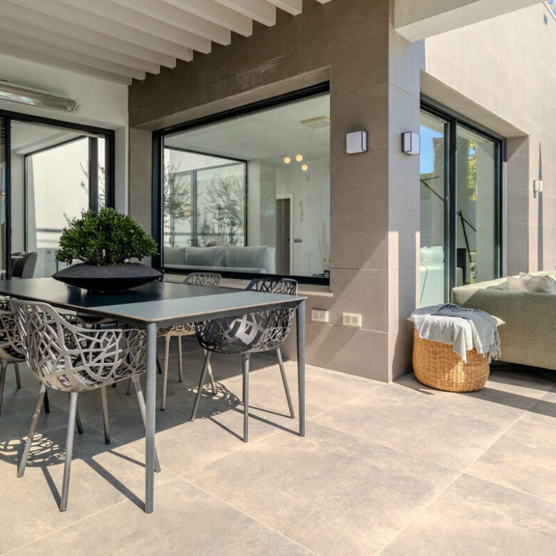FOR SALE 🏡 Modern Four-Bedroom Villa with Infinity Pool and Sea Views – La Resina Golf, Estepona 🇪🇸