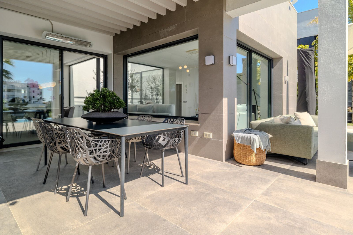 FOR SALE 🏡 Modern Four-Bedroom Villa with Infinity Pool and Sea Views – La Resina Golf, Estepona 🇪🇸