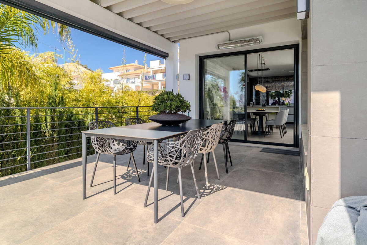 FOR SALE 🏡 Modern Four-Bedroom Villa with Infinity Pool and Sea Views – La Resina Golf, Estepona 🇪🇸