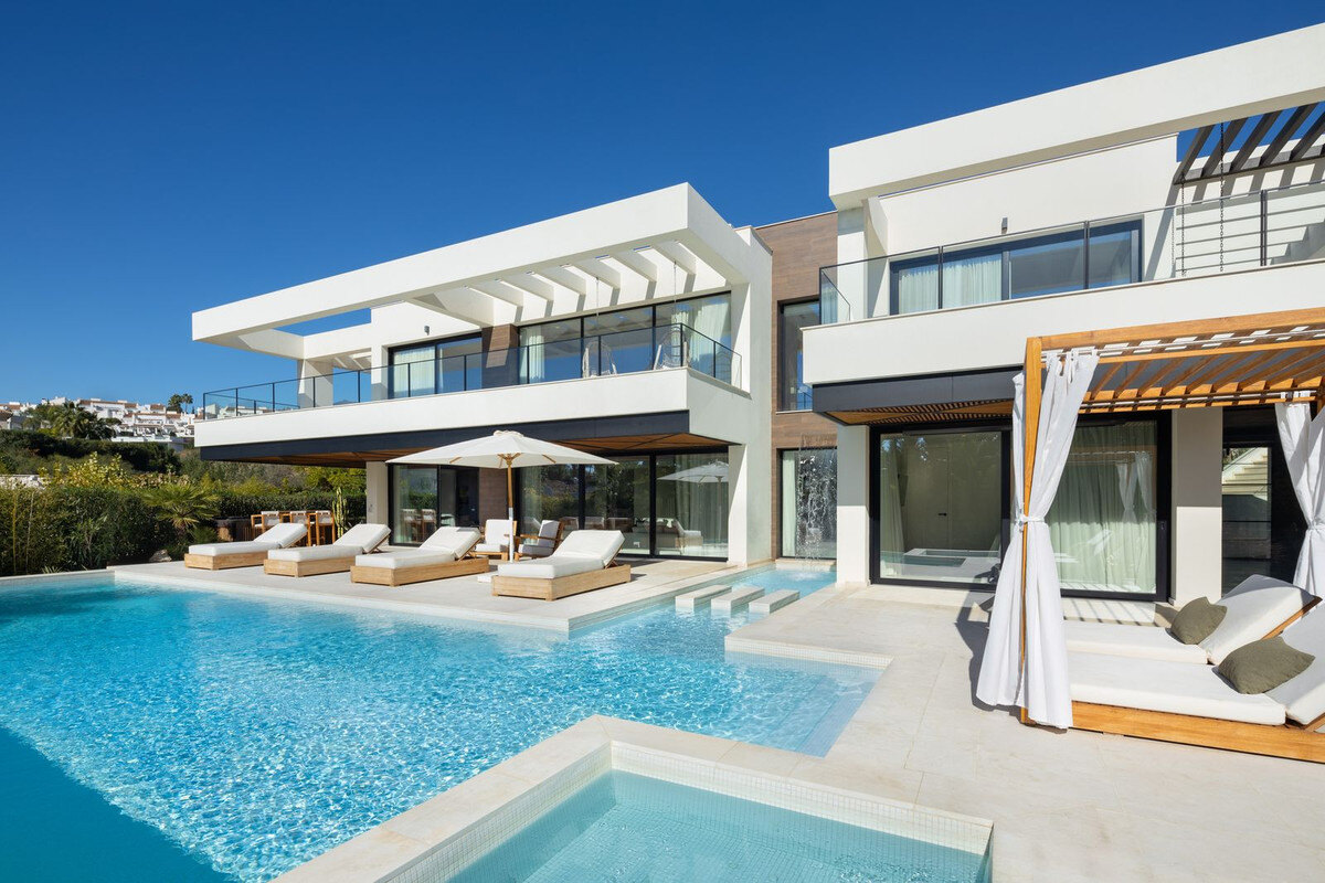 FOR SALE 🏡 Contemporary Six-Suite Villa with Cinema, Gym and Spa – La Cerquilla, Nueva Andalucía, Marbella 🇪🇸