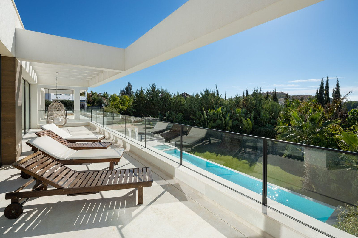 FOR SALE 🏡 Contemporary Six-Suite Villa with Cinema, Gym and Spa – La Cerquilla, Nueva Andalucía, Marbella 🇪🇸