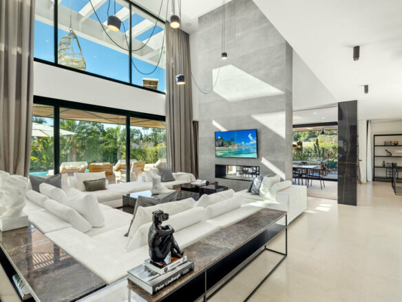 FOR SALE 🏡 Contemporary Six-Suite Villa with Cinema, Gym and Spa – La Cerquilla, Nueva Andalucía, Marbella 🇪🇸