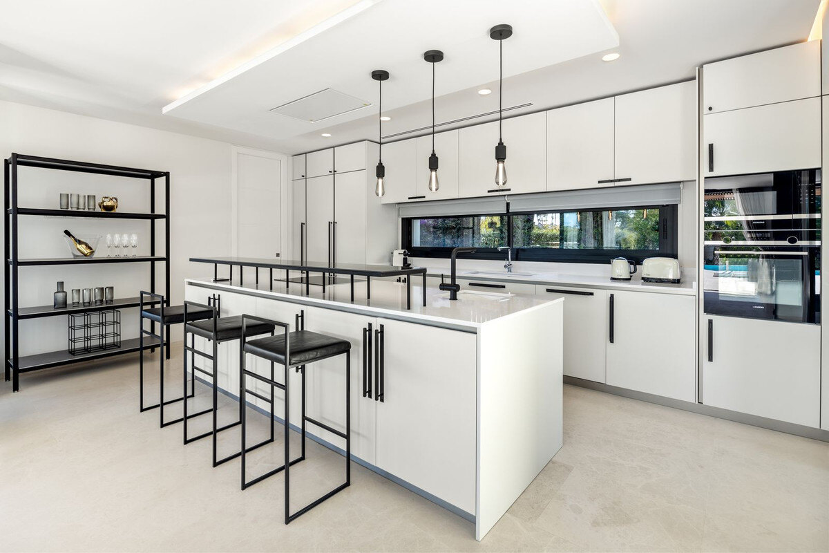 FOR SALE 🏡 Contemporary Six-Suite Villa with Cinema, Gym and Spa – La Cerquilla, Nueva Andalucía, Marbella 🇪🇸