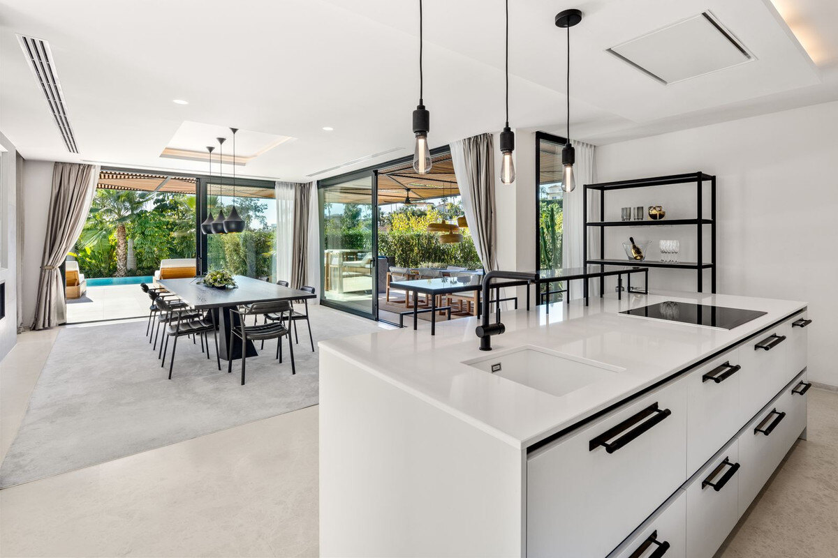 FOR SALE 🏡 Contemporary Six-Suite Villa with Cinema, Gym and Spa – La Cerquilla, Nueva Andalucía, Marbella 🇪🇸