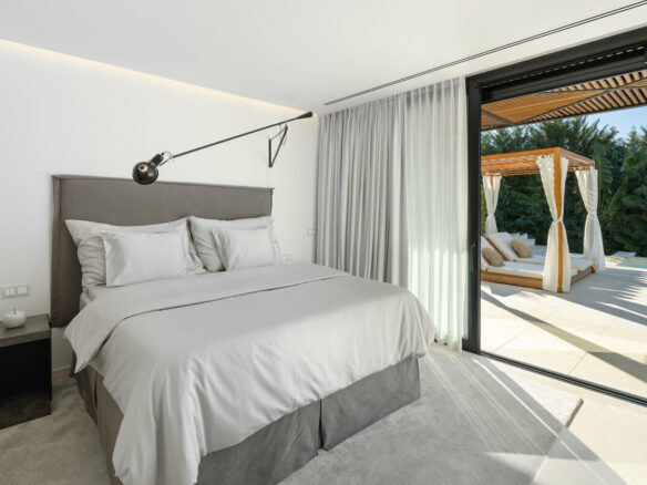FOR SALE 🏡 Contemporary Six-Suite Villa with Cinema, Gym and Spa – La Cerquilla, Nueva Andalucía, Marbella 🇪🇸