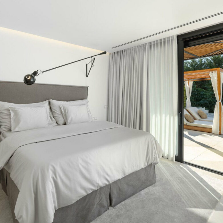 FOR SALE 🏡 Contemporary Six-Suite Villa with Cinema, Gym and Spa – La Cerquilla, Nueva Andalucía, Marbella 🇪🇸