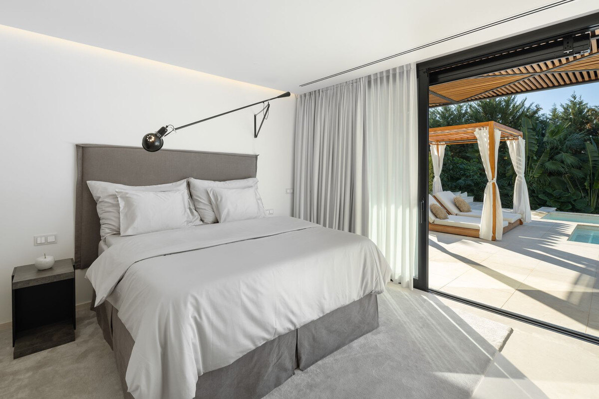 FOR SALE 🏡 Contemporary Six-Suite Villa with Cinema, Gym and Spa – La Cerquilla, Nueva Andalucía, Marbella 🇪🇸