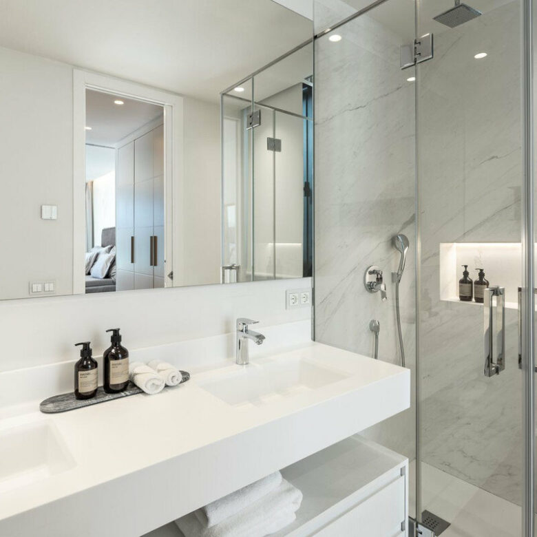 FOR SALE 🏡 Contemporary Six-Suite Villa with Cinema, Gym and Spa – La Cerquilla, Nueva Andalucía, Marbella 🇪🇸