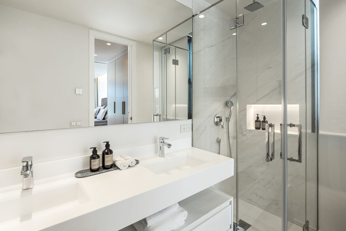 FOR SALE 🏡 Contemporary Six-Suite Villa with Cinema, Gym and Spa – La Cerquilla, Nueva Andalucía, Marbella 🇪🇸