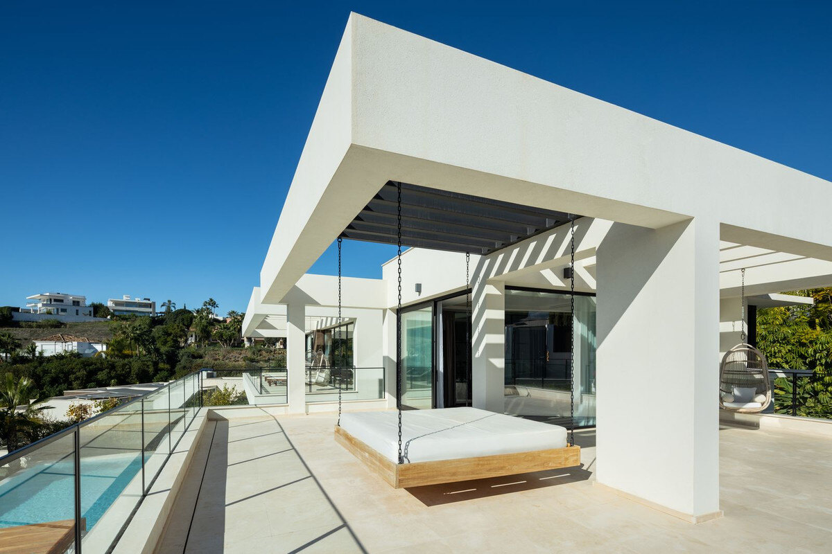 FOR SALE 🏡 Contemporary Six-Suite Villa with Cinema, Gym and Spa – La Cerquilla, Nueva Andalucía, Marbella 🇪🇸