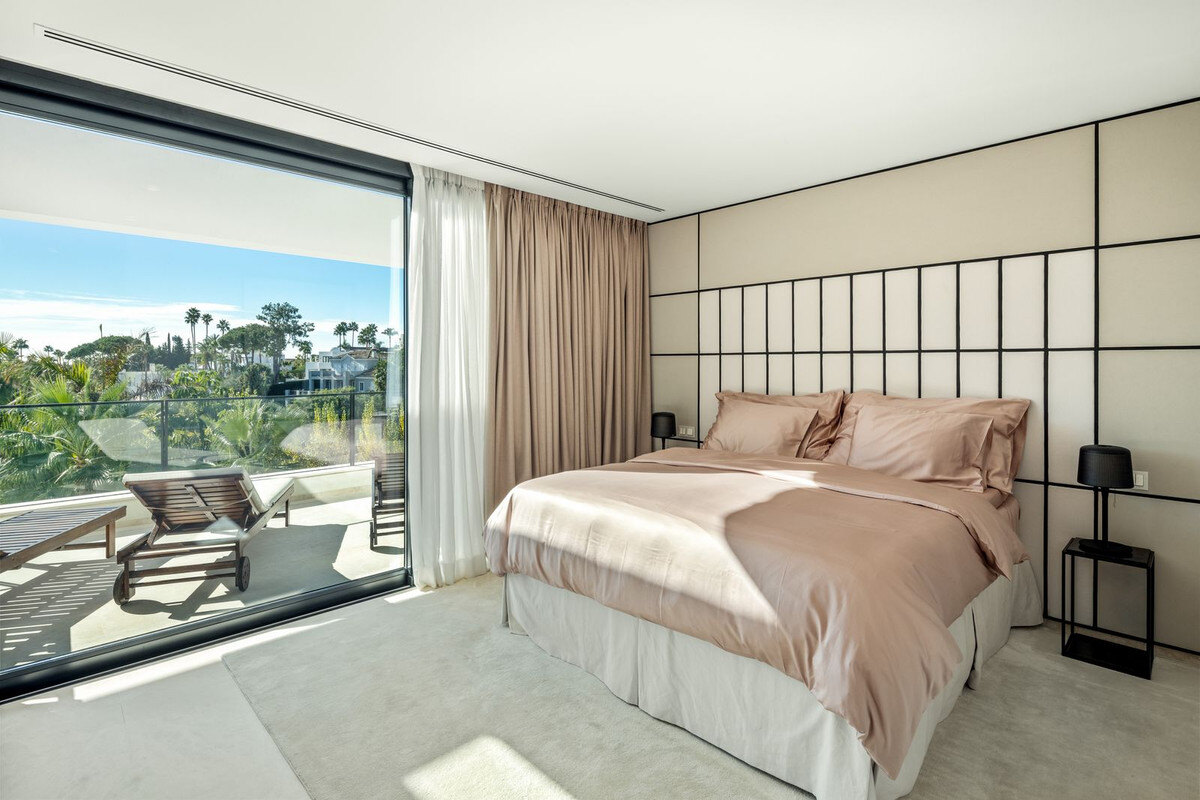 FOR SALE 🏡 Contemporary Six-Suite Villa with Cinema, Gym and Spa – La Cerquilla, Nueva Andalucía, Marbella 🇪🇸