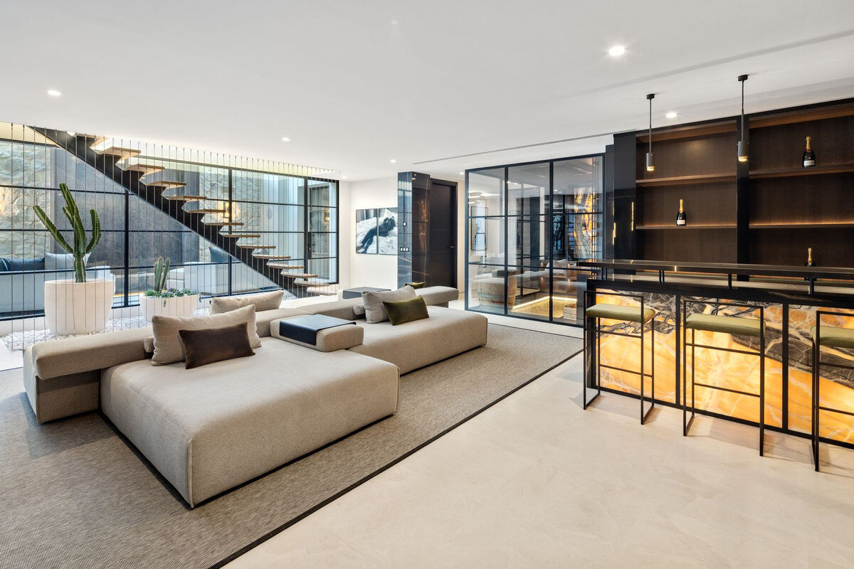 FOR SALE 🏡 Contemporary Six-Suite Villa with Cinema, Gym and Spa – La Cerquilla, Nueva Andalucía, Marbella 🇪🇸