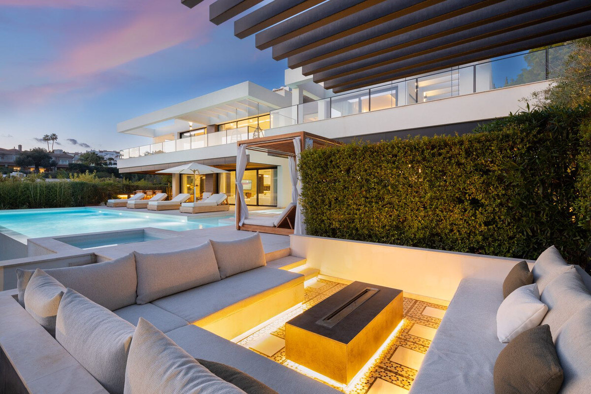 FOR SALE 🏡 Contemporary Six-Suite Villa with Cinema, Gym and Spa – La Cerquilla, Nueva Andalucía, Marbella 🇪🇸