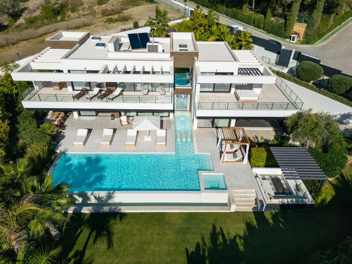 FOR SALE 🏡 Contemporary Six-Suite Villa with Cinema, Gym and Spa – La Cerquilla, Nueva Andalucía, Marbella 🇪🇸