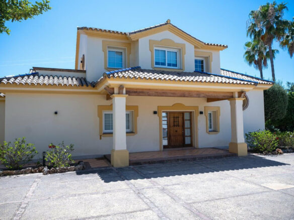 FOR SALE 🏡 Private Four-Bedroom Villa with Sea Views on a Flat Plot – Monte Biarritz, Estepona 🇪🇸