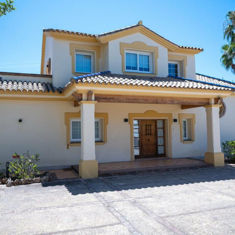 FOR SALE 🏡 Private Four-Bedroom Villa with Sea Views on a Flat Plot – Monte Biarritz, Estepona 🇪🇸