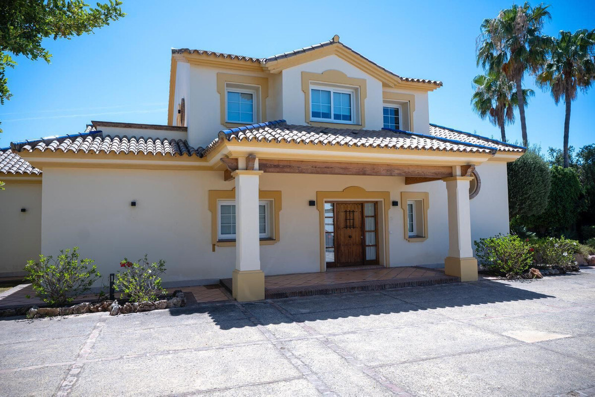 FOR SALE 🏡 Private Four-Bedroom Villa with Sea Views on a Flat Plot – Monte Biarritz, Estepona 🇪🇸