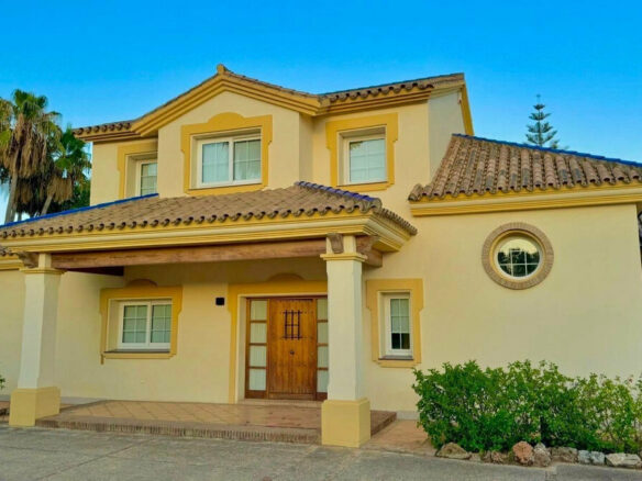 FOR SALE 🏡 Private Four-Bedroom Villa with Sea Views on a Flat Plot – Monte Biarritz, Estepona 🇪🇸