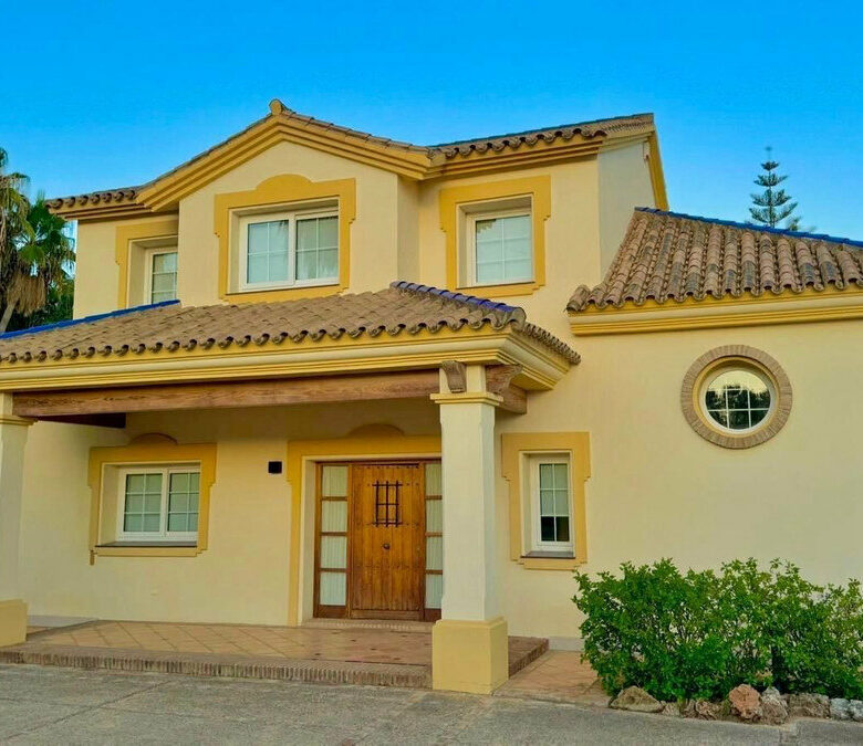 FOR SALE 🏡 Private Four-Bedroom Villa with Sea Views on a Flat Plot – Monte Biarritz, Estepona 🇪🇸