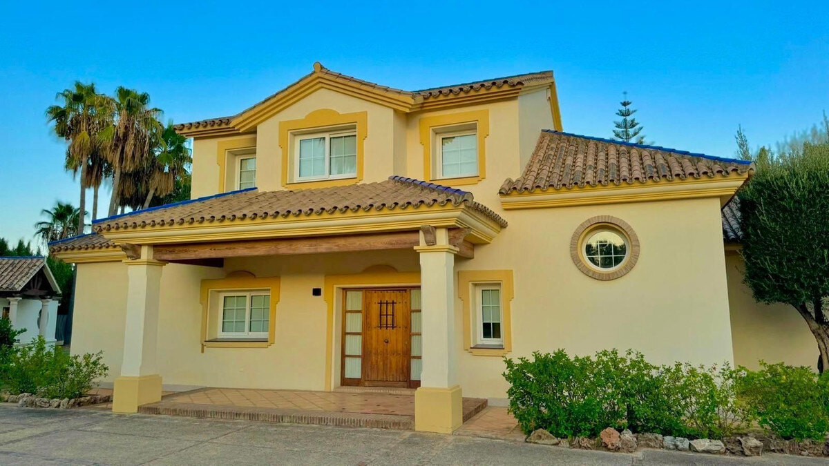 FOR SALE 🏡 Private Four-Bedroom Villa with Sea Views on a Flat Plot – Monte Biarritz, Estepona 🇪🇸