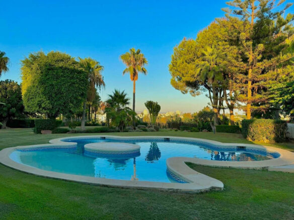 FOR SALE 🏡 Private Four-Bedroom Villa with Sea Views on a Flat Plot – Monte Biarritz, Estepona 🇪🇸